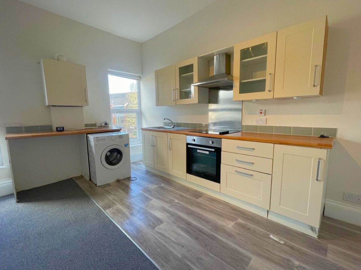 Flat Hainton Avenue in Grimsby