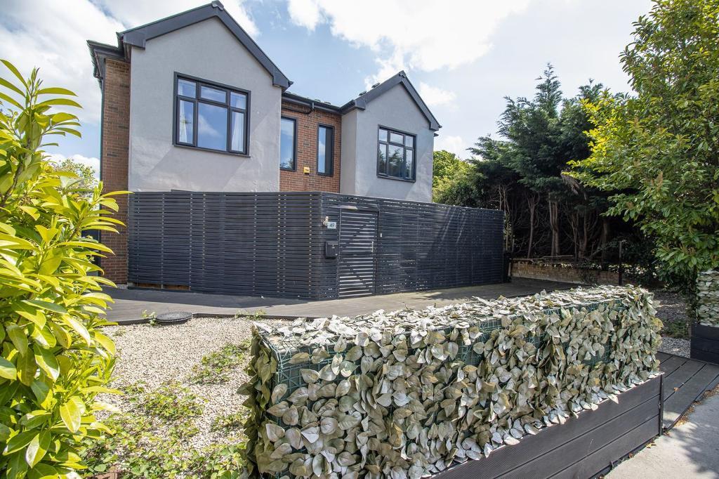 Flat Bridle Road in Greater London