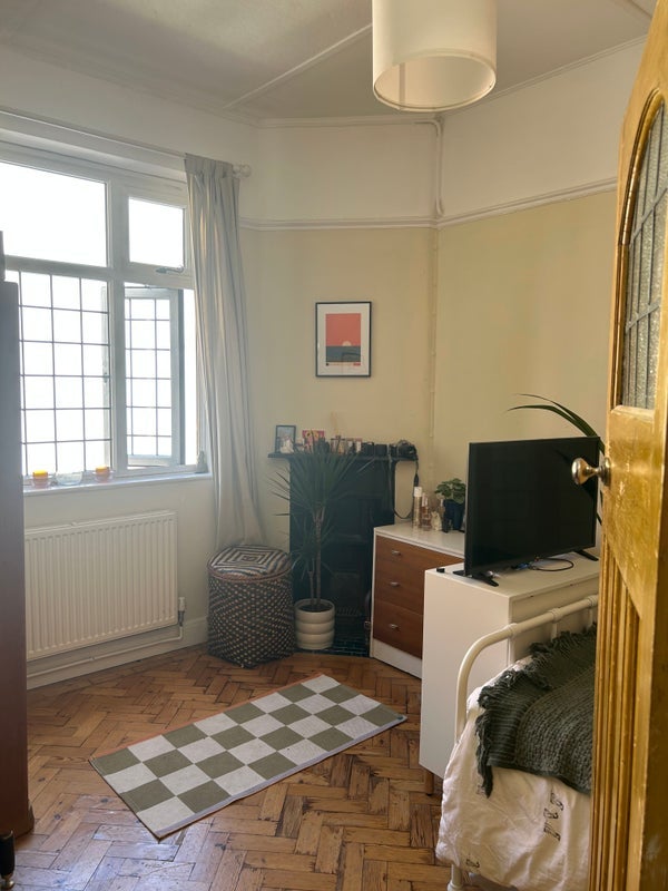 Room Cheltenham Road in Bristol