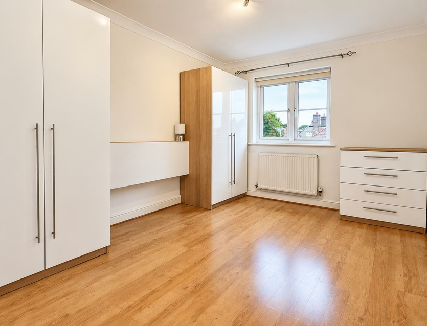 Flat Corwell Lane in Greater London