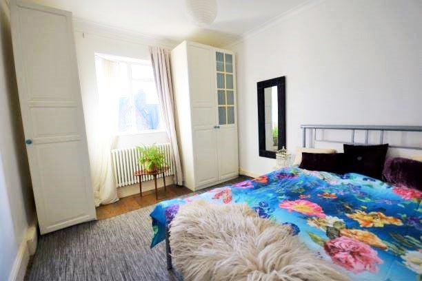 Room Broomwood Road in Greater London