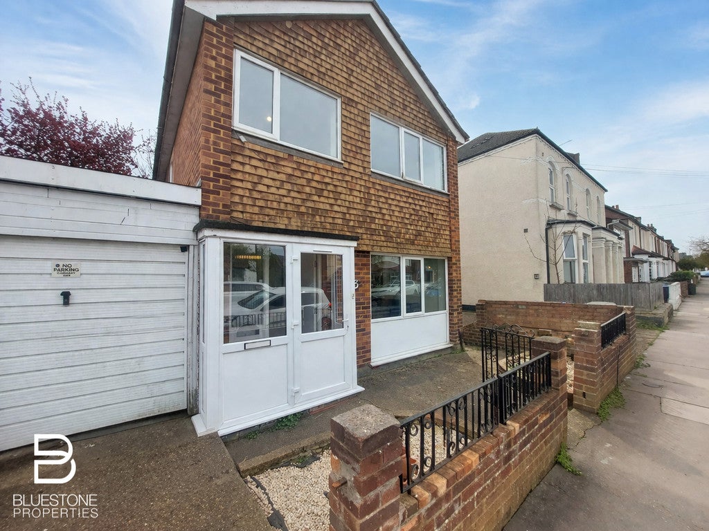House Woodside Road in Greater London