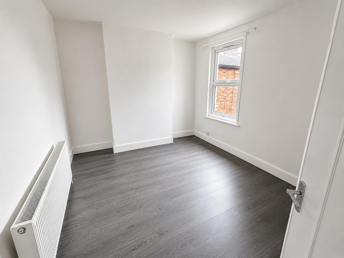 Flat Vaughan Road in Greater London