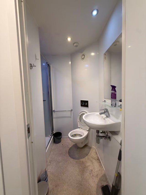 Room Deasy Road in Coventry