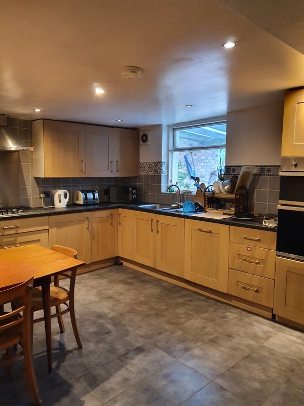 Room Glengall Road in Greater London