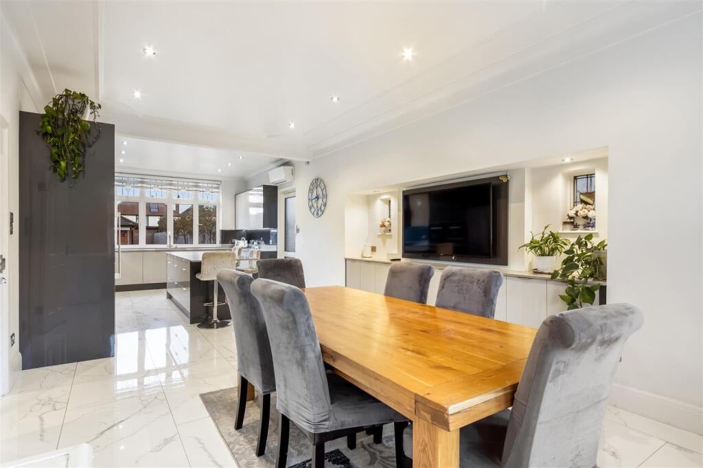 House Broad Walk in Greater London