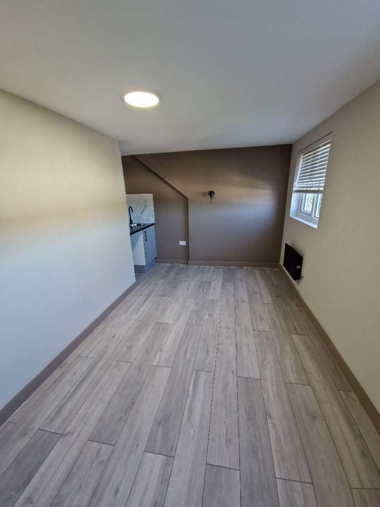 Flat Hayling Road in Three Rivers