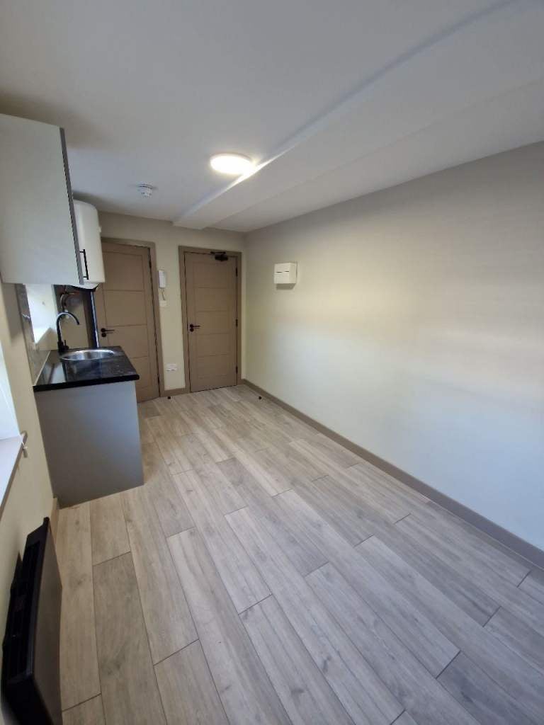 Flat Hayling Road in Three Rivers