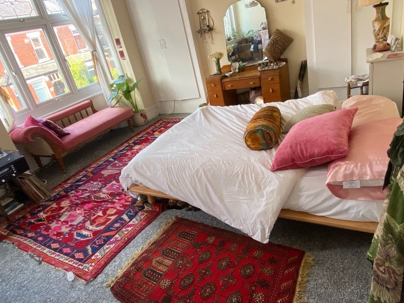 Room Clarendon Road in Manchester