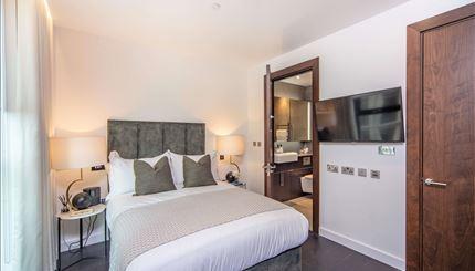 Flat Charles Grinling Walk in London