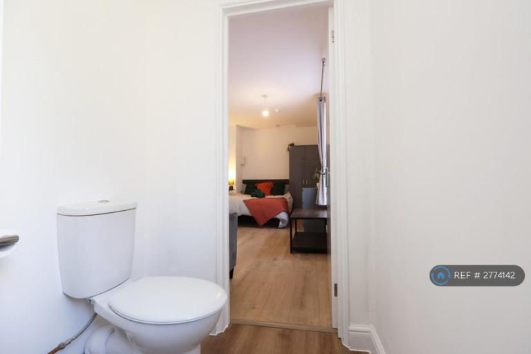 Room Mackworth Terrace in Swansea