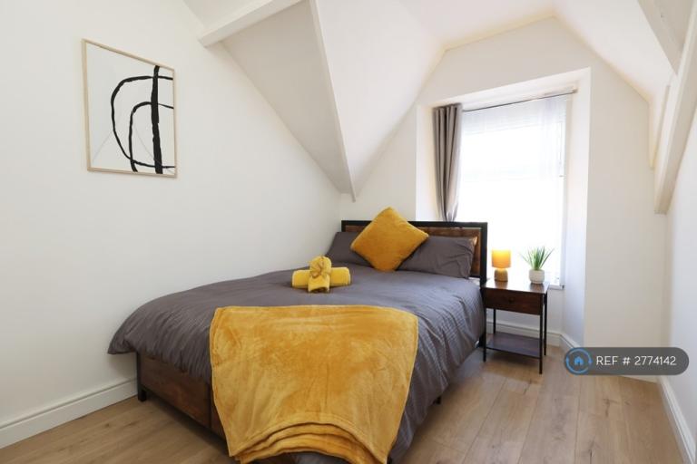 Room Mackworth Terrace in Swansea