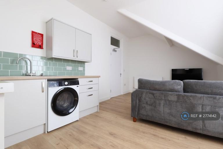 Room Mackworth Terrace in Swansea
