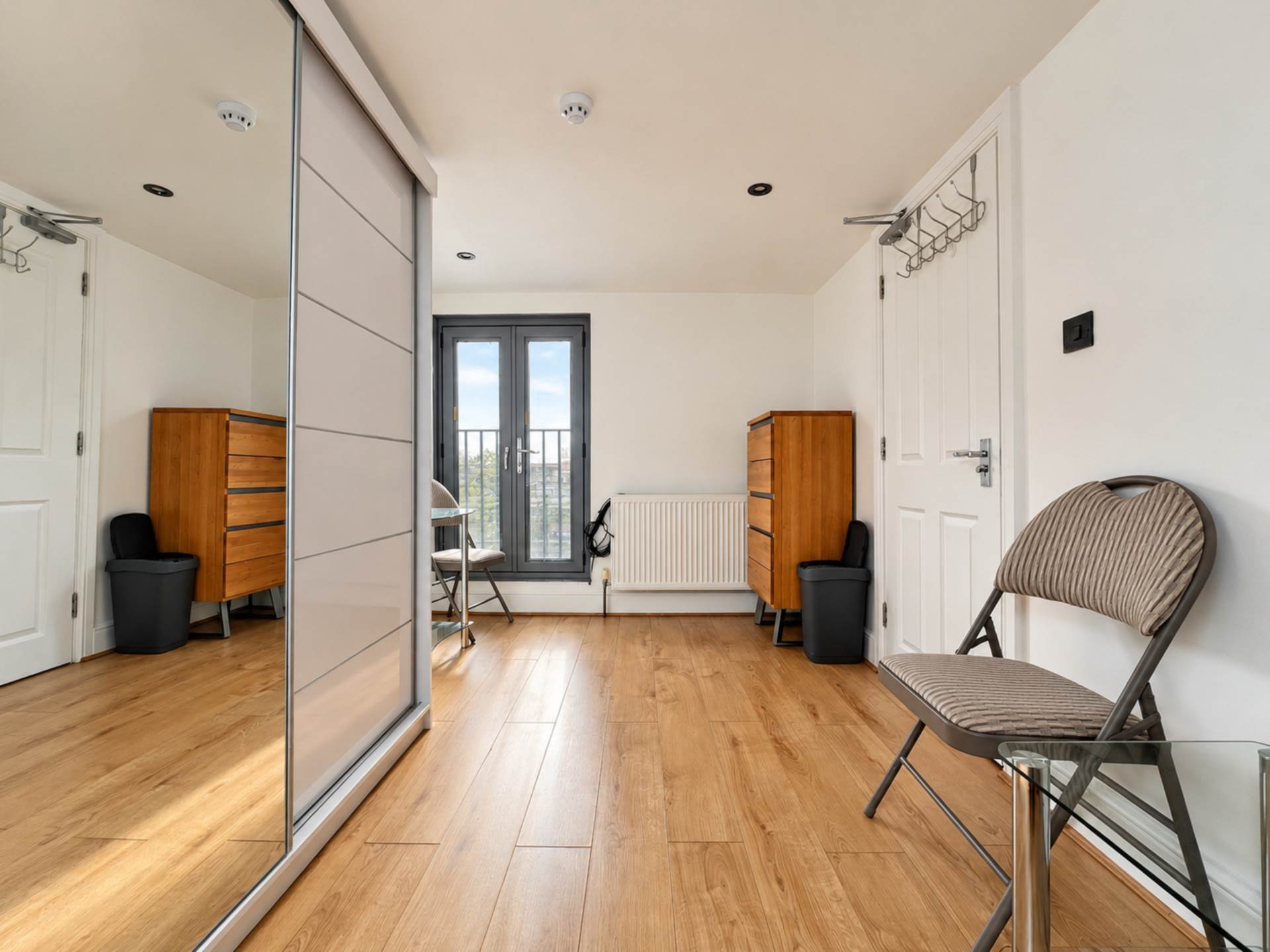 Room Byron Avenue in Greater London