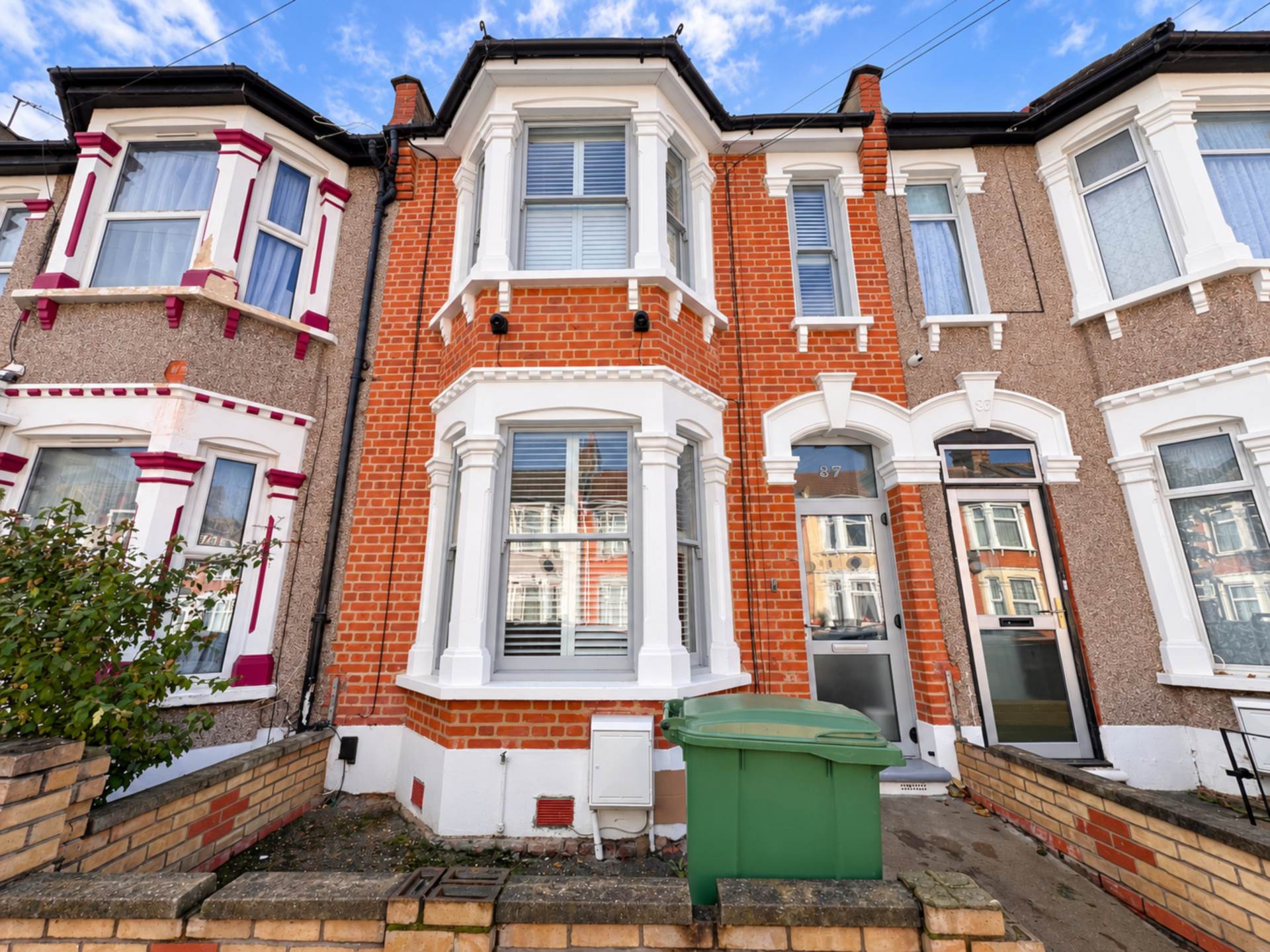 Room Byron Avenue in Greater London