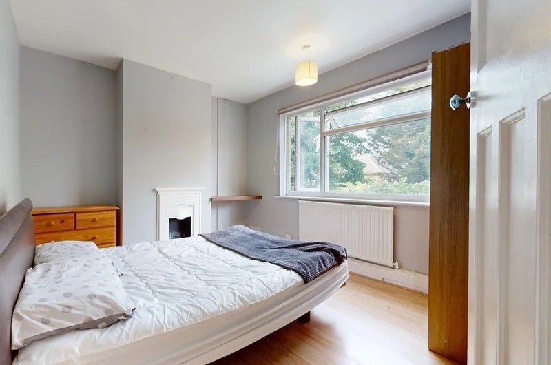 Room Overton Road in Greater London