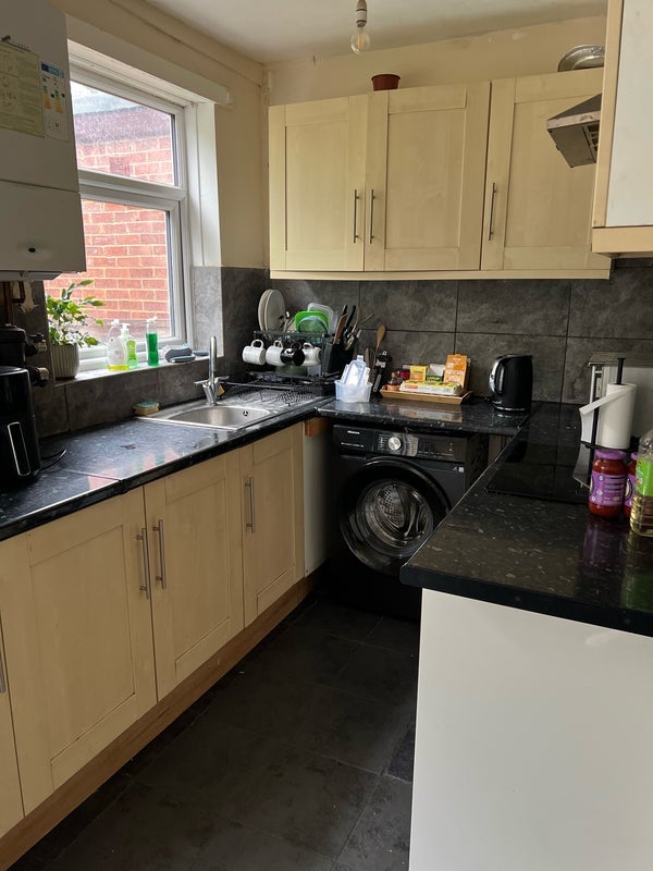 Room Overton Road in Greater London