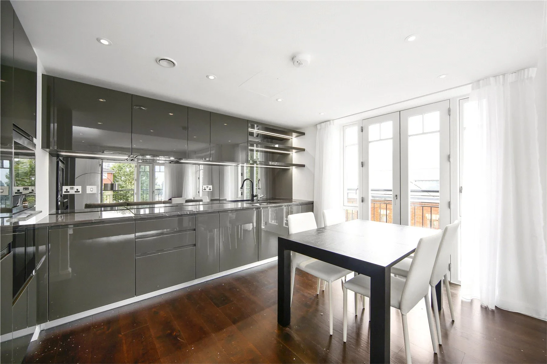 Flat Broomhouse Lane in Greater London