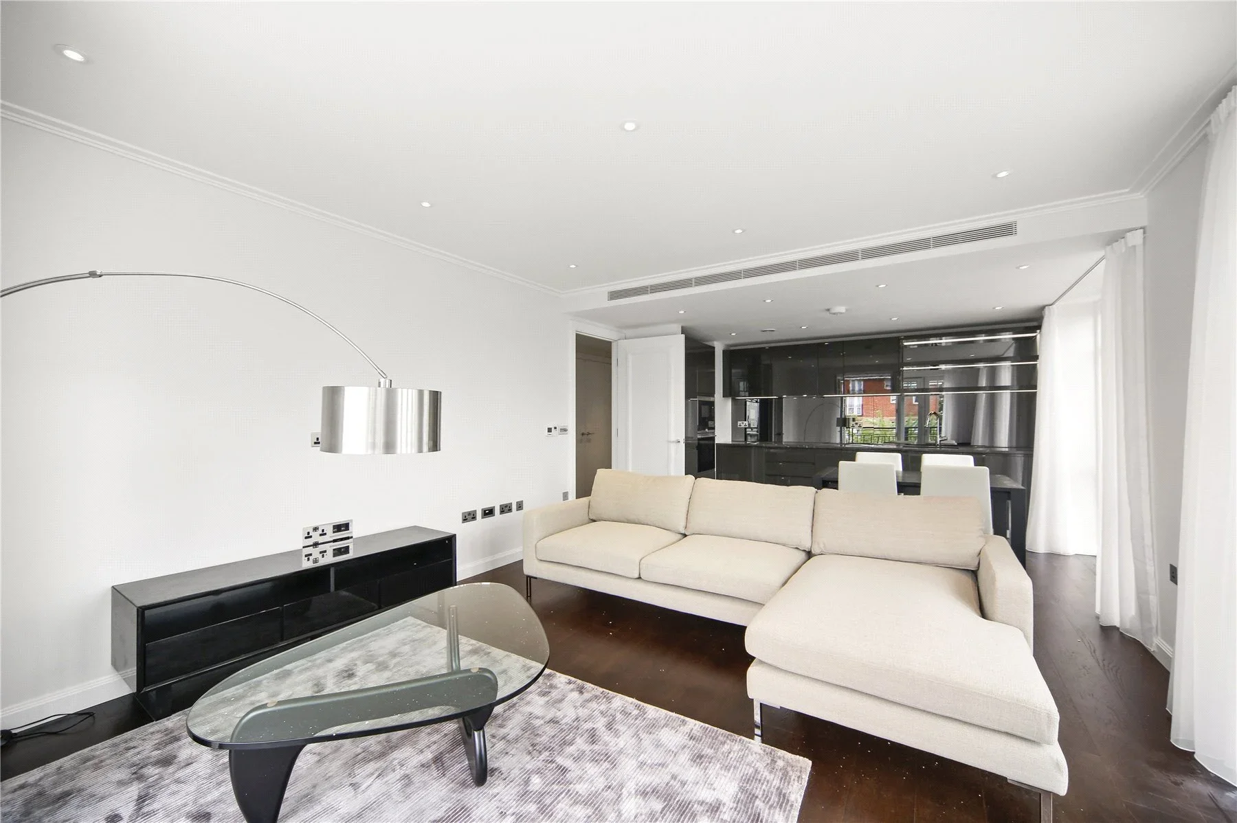 Flat Broomhouse Lane in Greater London
