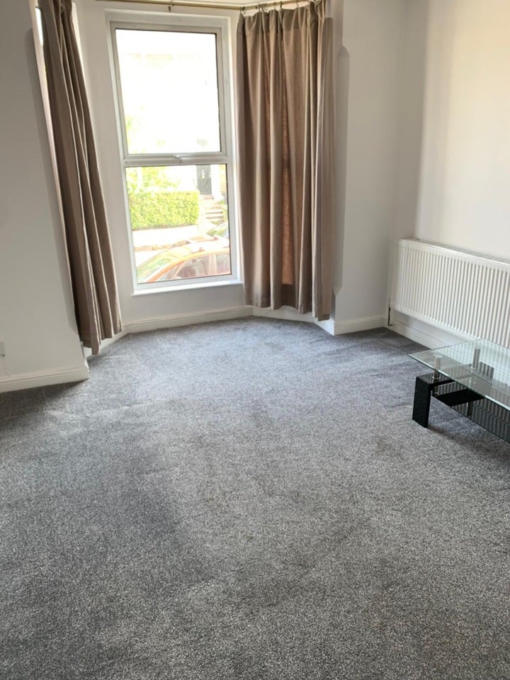 Flat Vicarage Road in Greater London