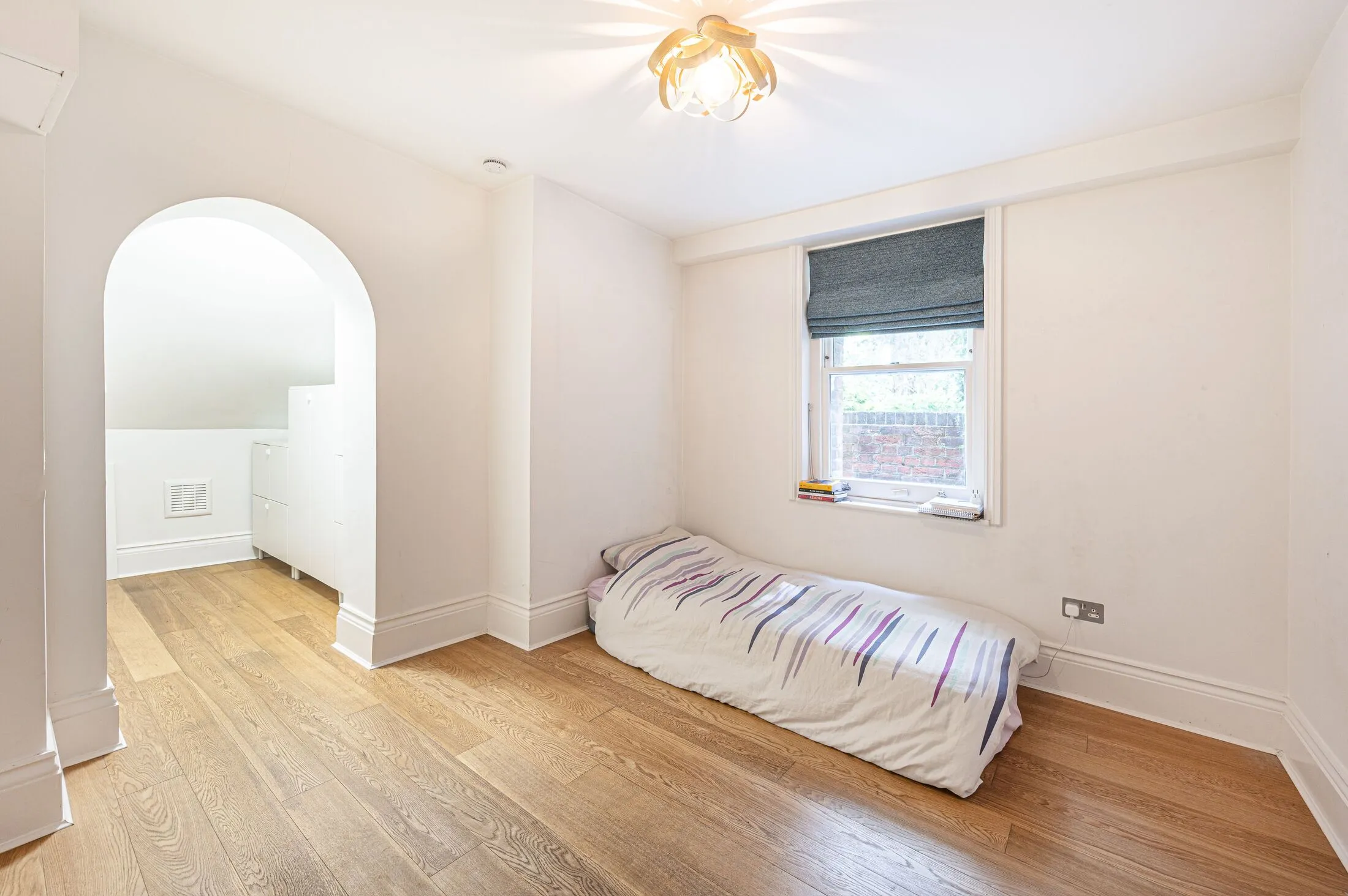 Flat Netherhall Gardens in Greater London