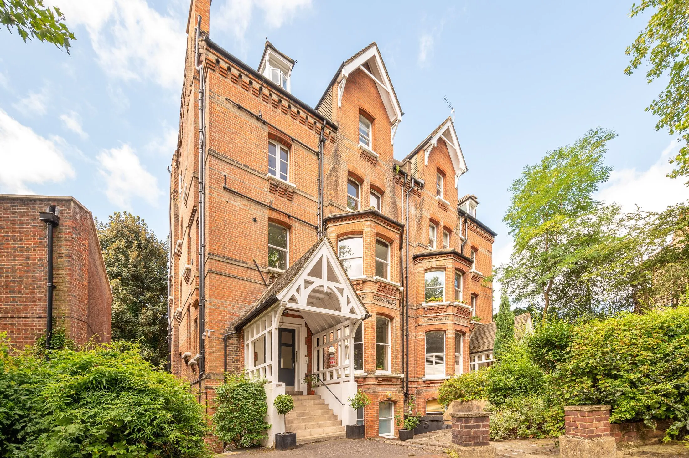 Flat Netherhall Gardens in Greater London