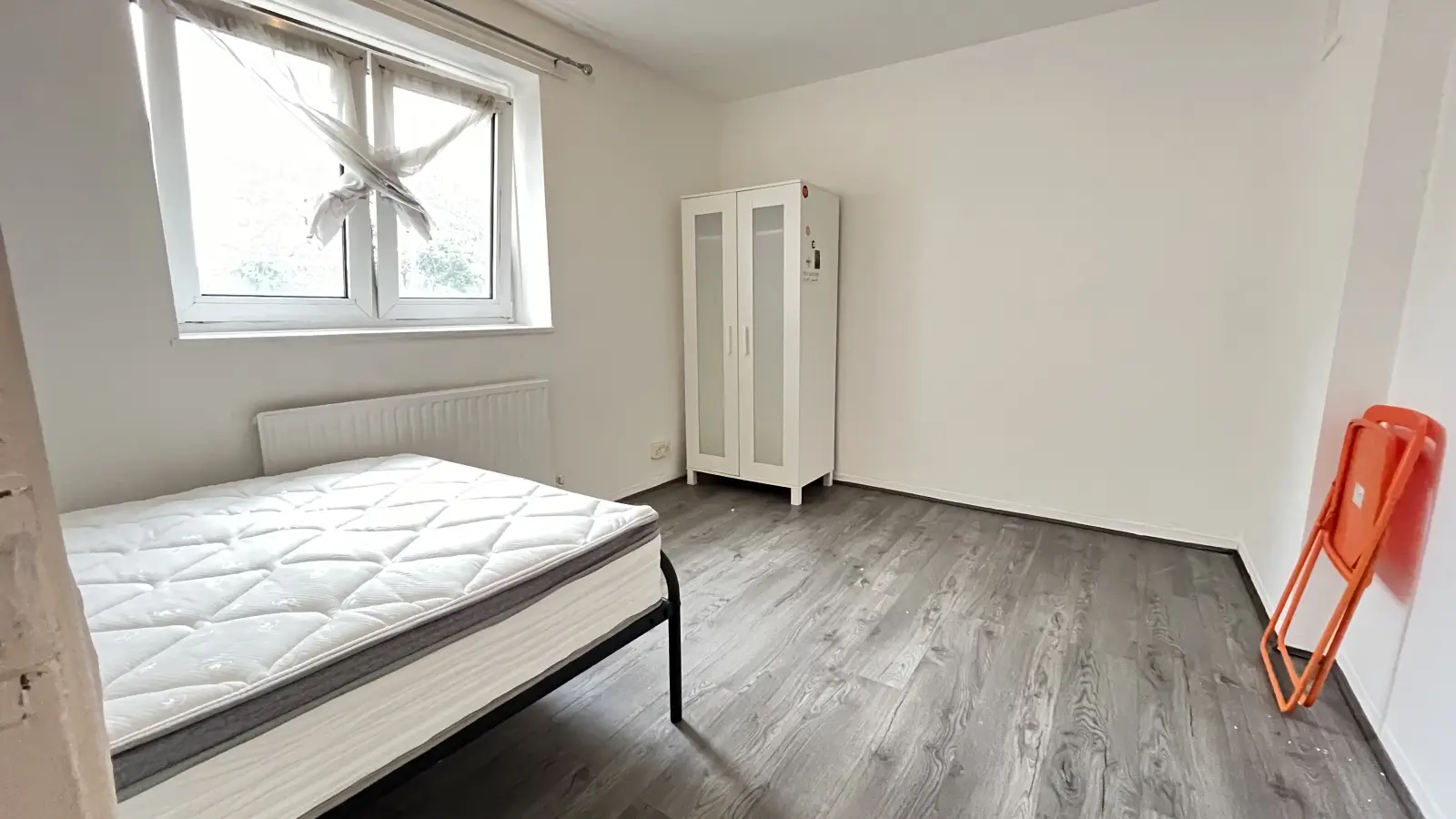 Flat Hunton Street in Greater London