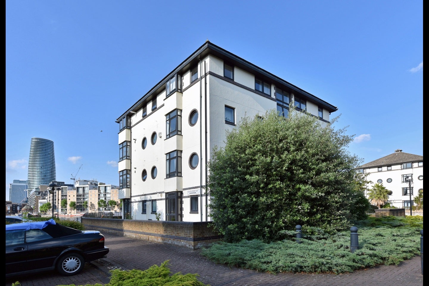 Flat Whiteadder Way in Greater London