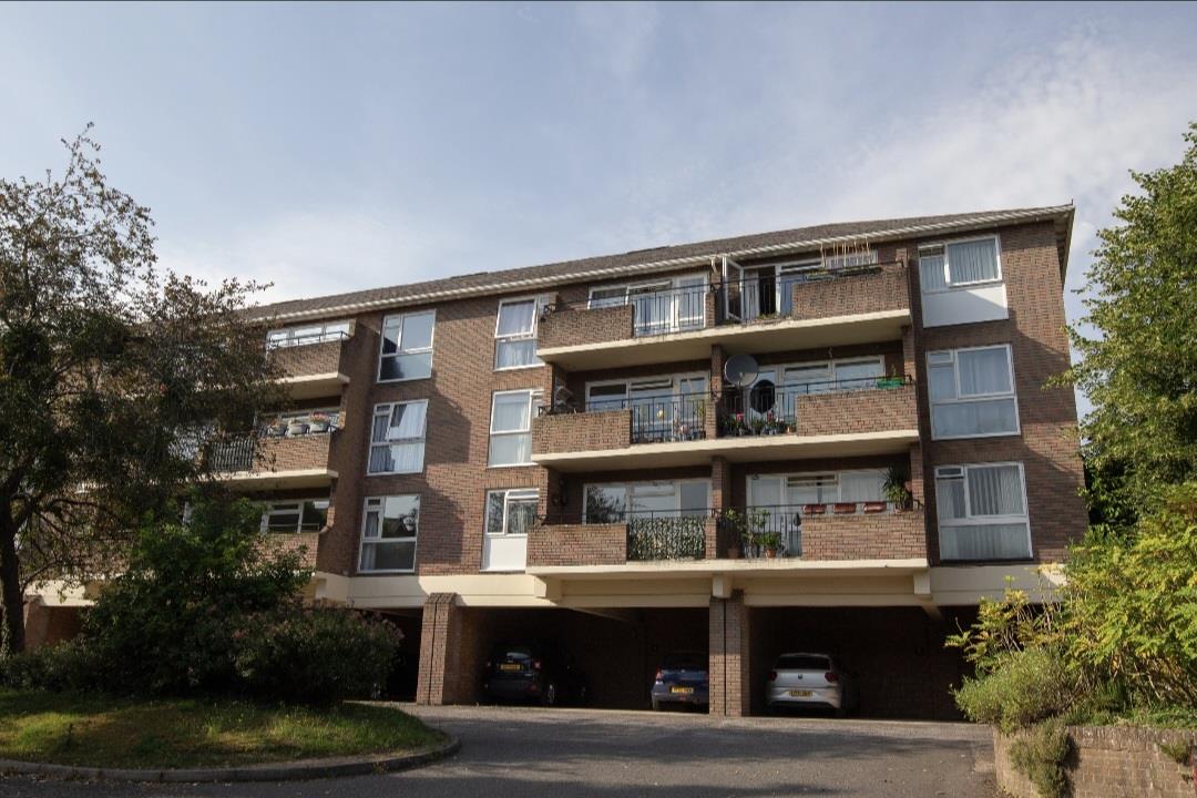 Flat Queens Road in High Wycombe