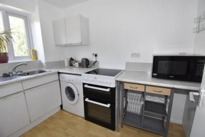 Flat Bernard Ashley Drive in London