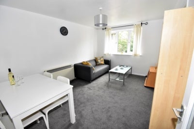 Flat Bernard Ashley Drive in London