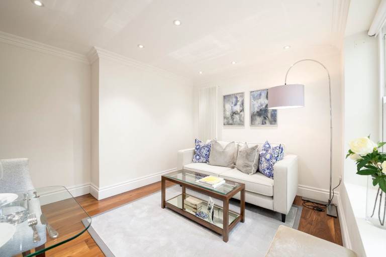 Flat Kensington Gardens Square in City of Westminster