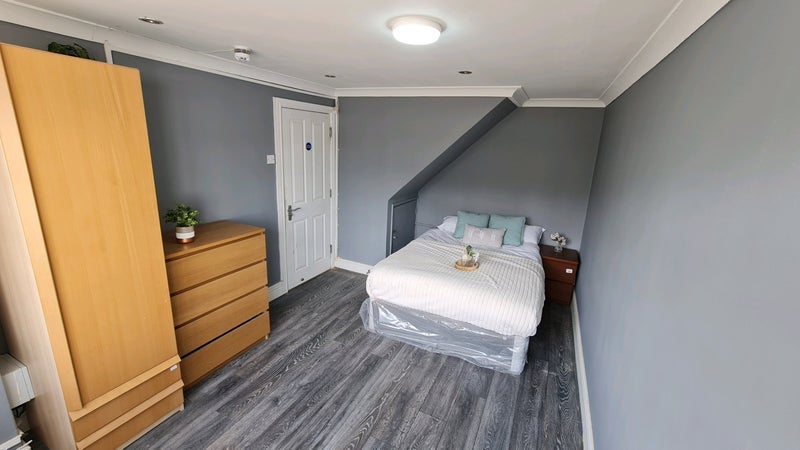 Room Ember Road in Slough