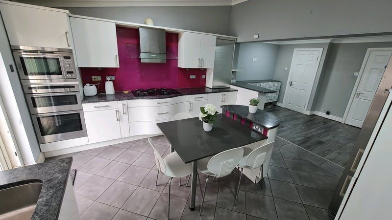 Room Ember Road in Slough