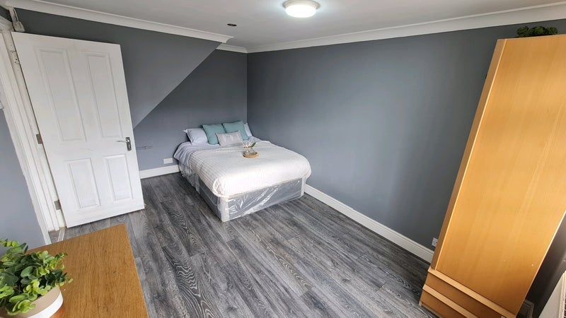 Room Ember Road in Slough