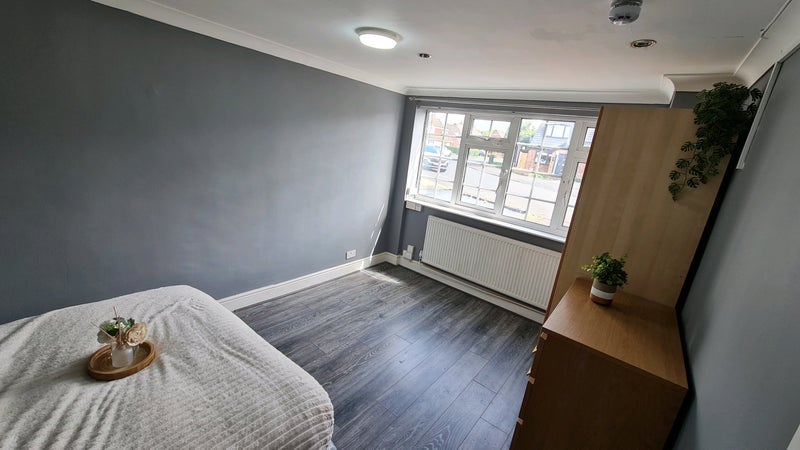 Room Ember Road in Slough