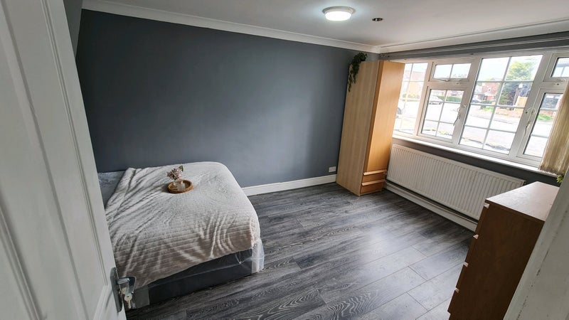 Room Ember Road in Slough