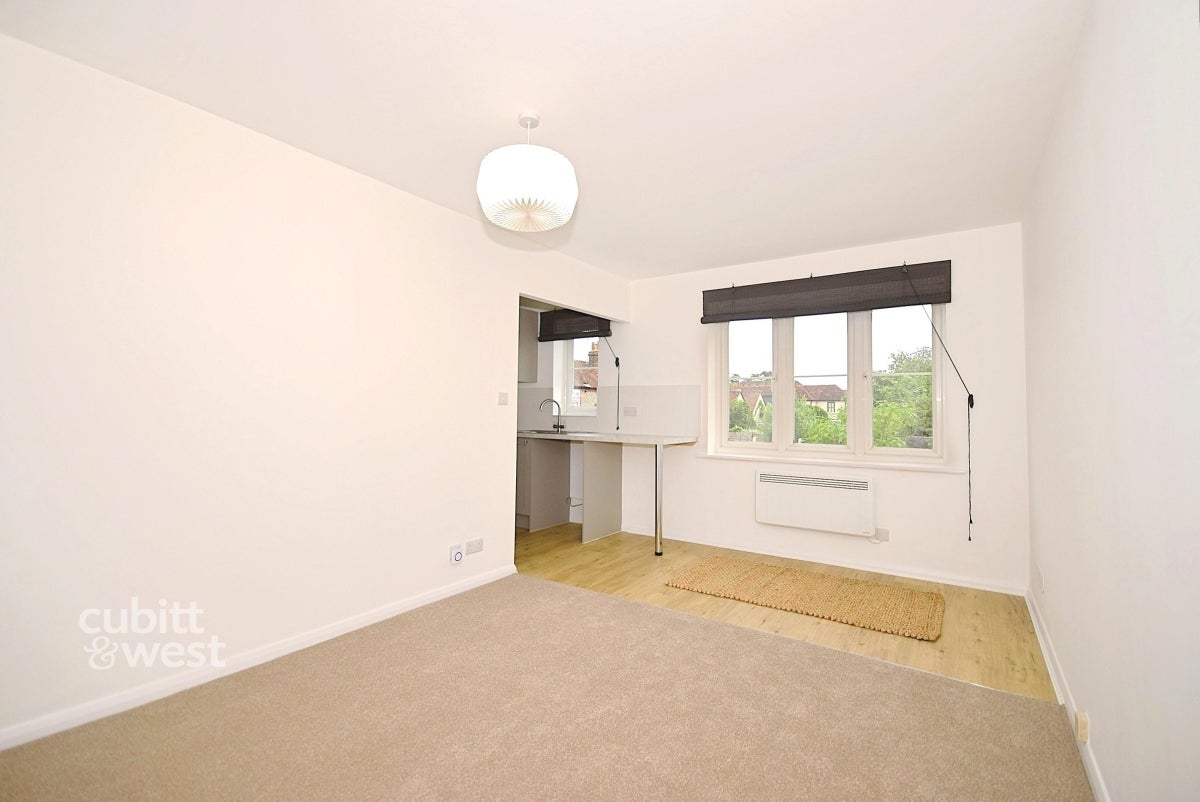 Flat Garlands Road in Reigate and Banstead