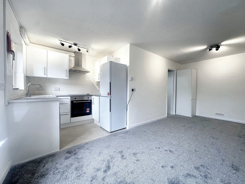 Room Hambledon Close in Greater London
