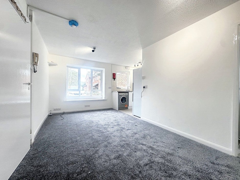Room Hambledon Close in Greater London