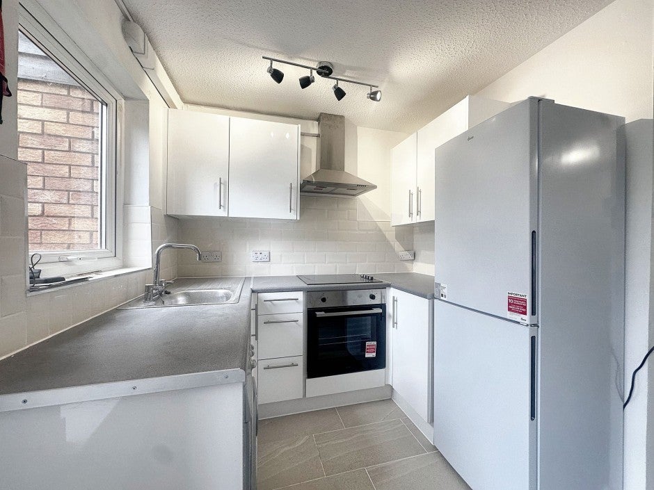 Room Hambledon Close in Greater London