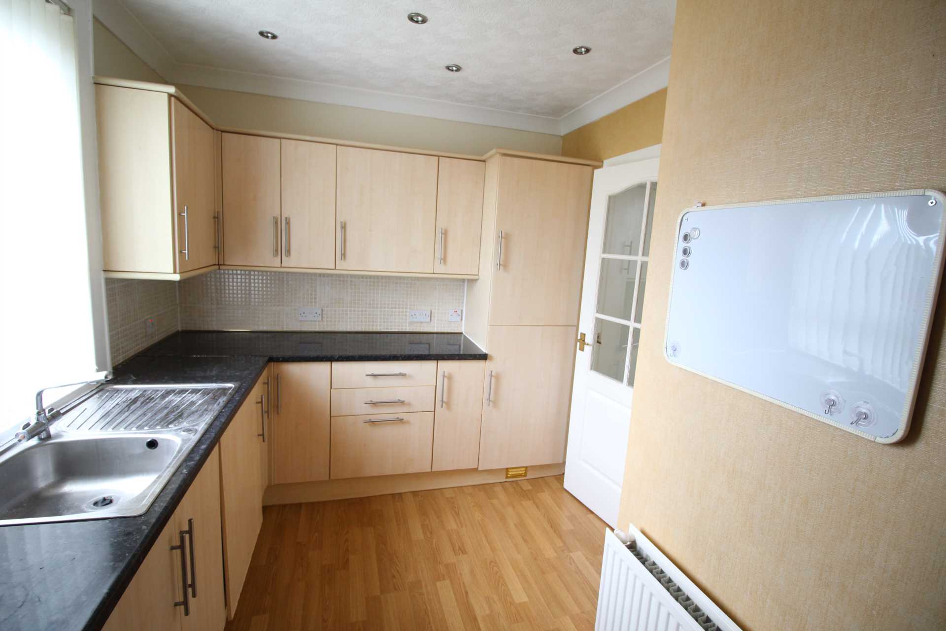 Flat Lyle Crescent in Bishopton