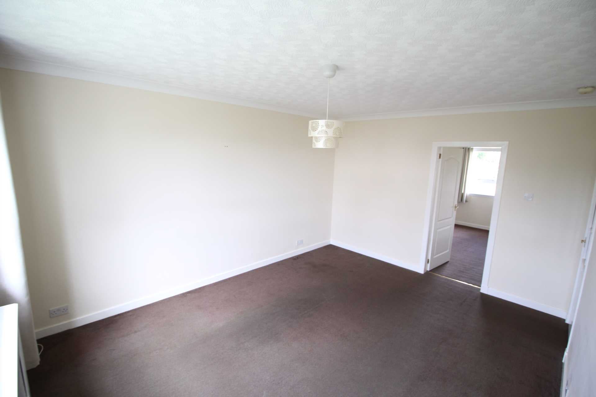 Flat Lyle Crescent in Bishopton