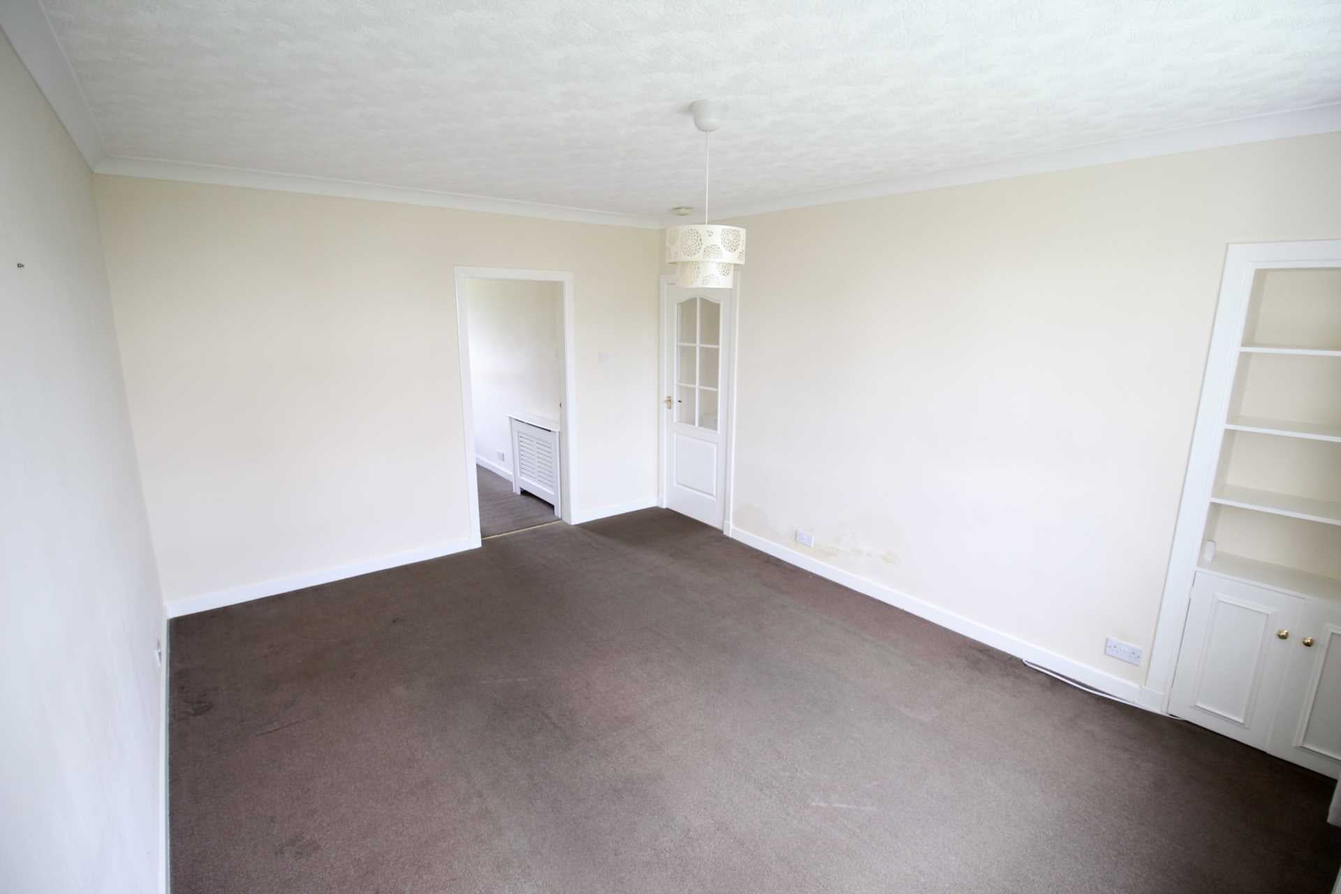 Flat Lyle Crescent in Bishopton
