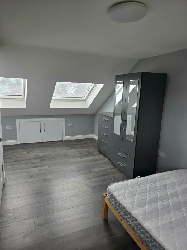 Room Kynaston Avenue in Greater London