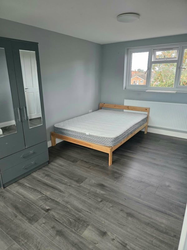 Room Kynaston Avenue in Greater London