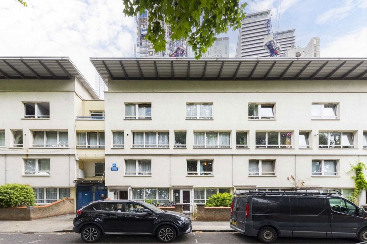 Flat Westferry Road in Greater London