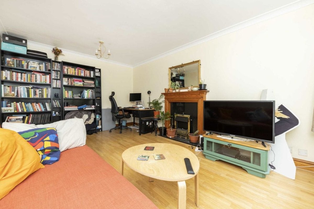 Flat Westferry Road in Greater London