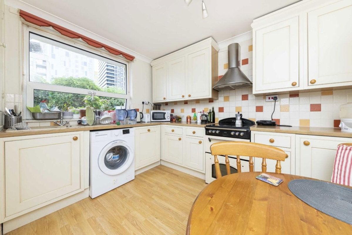 Flat Westferry Road in Greater London
