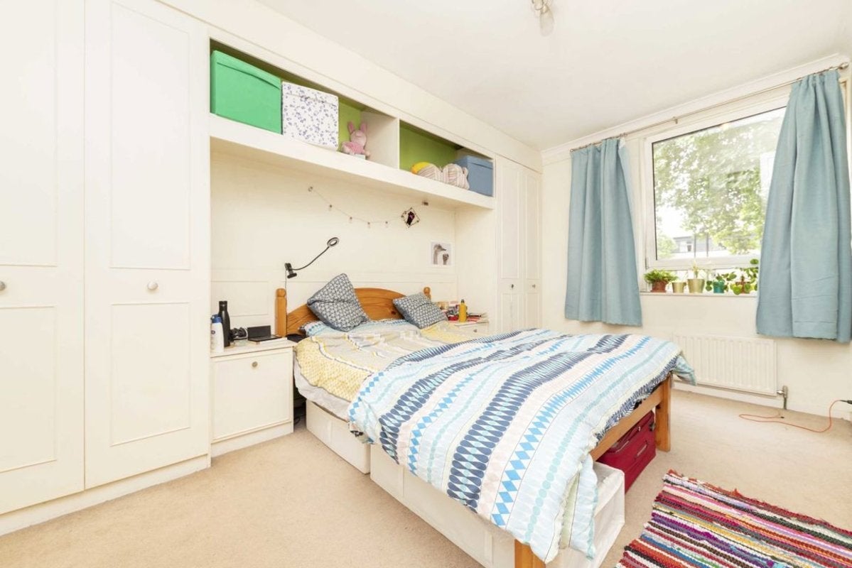 Flat Westferry Road in Greater London